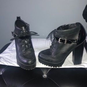 Used Women’s thick heels size  8 1/2 heel size 6in